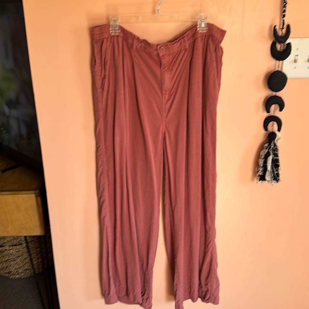 Aerie pink wide legged high waisted light weight trouser